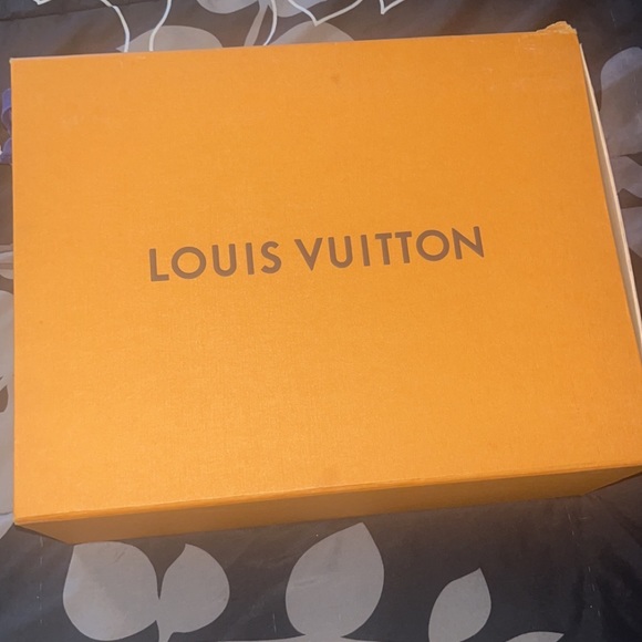 Louis Vuitton sneakers - Picture 2 of 4